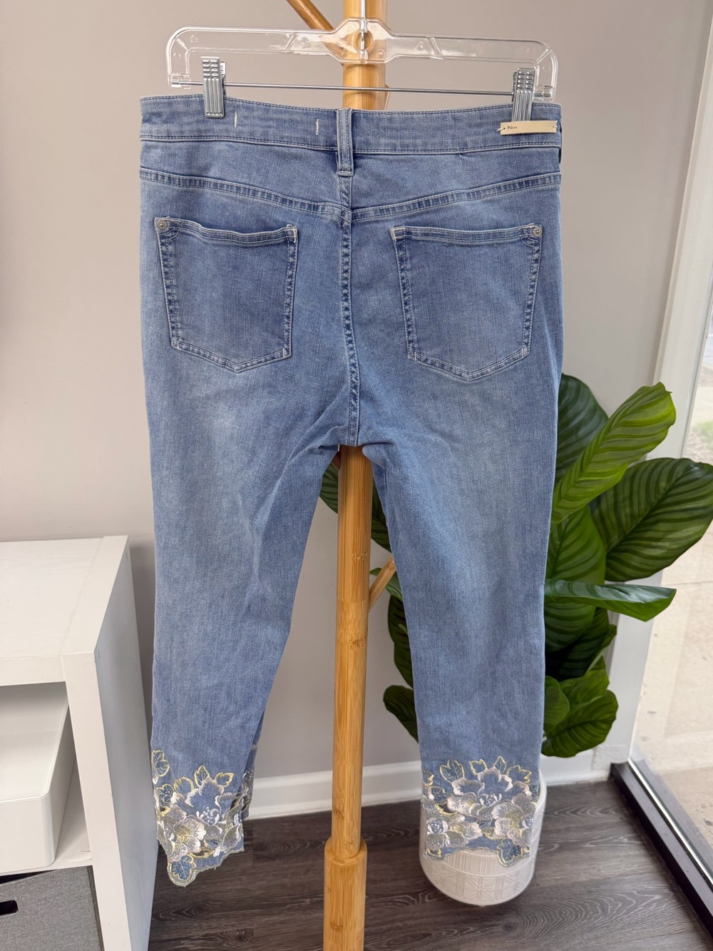 Pilcro Embroidered High-Rise Cropped Bootcut Jeans Sz 29 - Picture 7 of 11